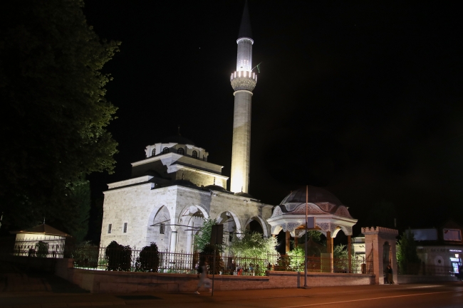 Yurt dışındaki Müslümanlar Kadir Gecesi'nde camileri doldurdu