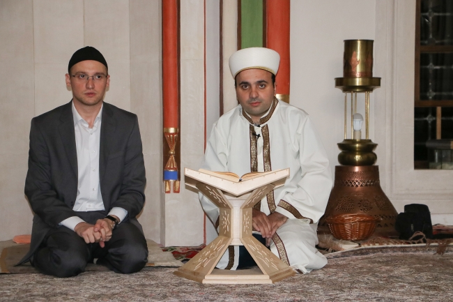 Yurt dışındaki Müslümanlar Kadir Gecesi'nde camileri doldurdu