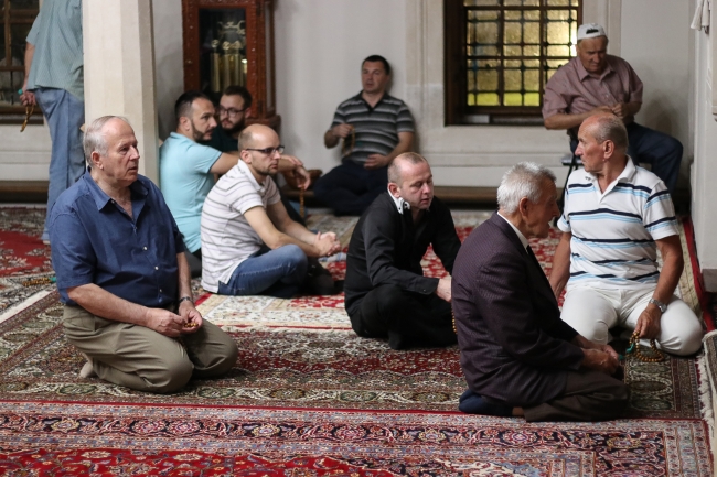 Yurt dışındaki Müslümanlar Kadir Gecesi'nde camileri doldurdu