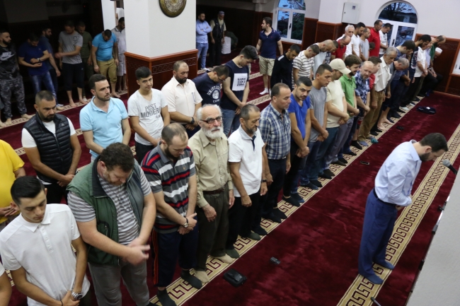 Yurt dışındaki Müslümanlar Kadir Gecesi'nde camileri doldurdu