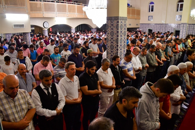 Yurt dışındaki Müslümanlar Kadir Gecesi'nde camileri doldurdu