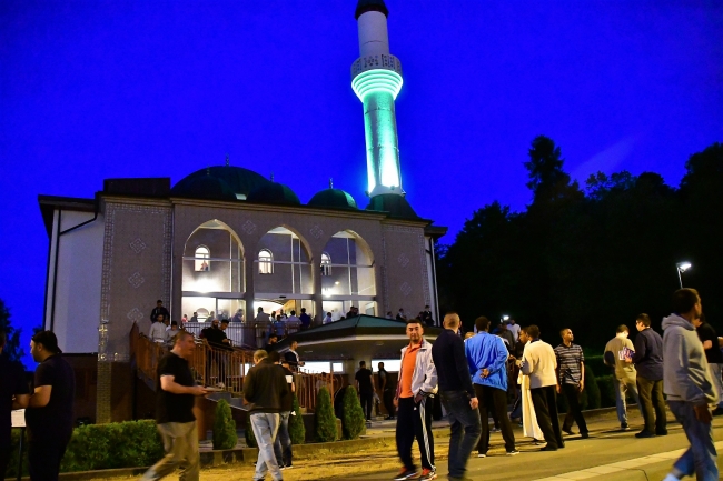 Yurt dışındaki Müslümanlar Kadir Gecesi'nde camileri doldurdu