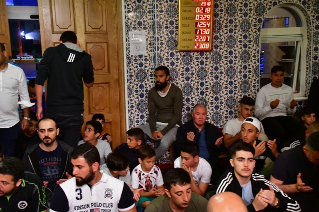 Yurt dışındaki Müslümanlar Kadir Gecesi'nde camileri doldurdu