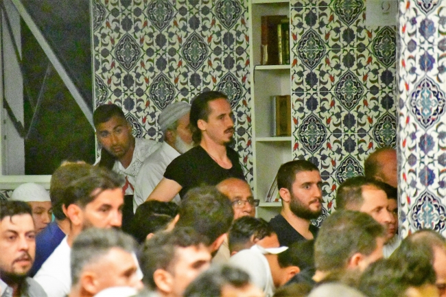 Yurt dışındaki Müslümanlar Kadir Gecesi'nde camileri doldurdu