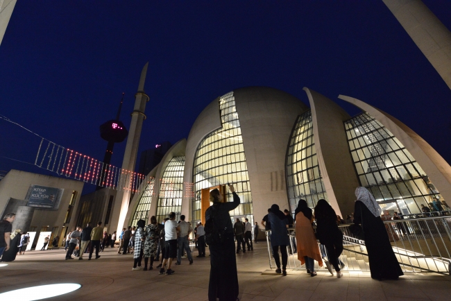 Yurt dışındaki Müslümanlar Kadir Gecesi'nde camileri doldurdu