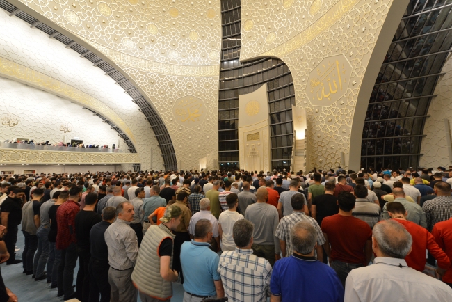 Yurt dışındaki Müslümanlar Kadir Gecesi'nde camileri doldurdu