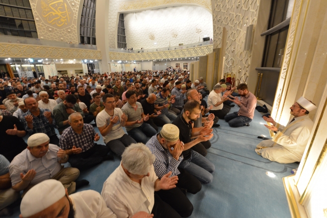 Yurt dışındaki Müslümanlar Kadir Gecesi'nde camileri doldurdu