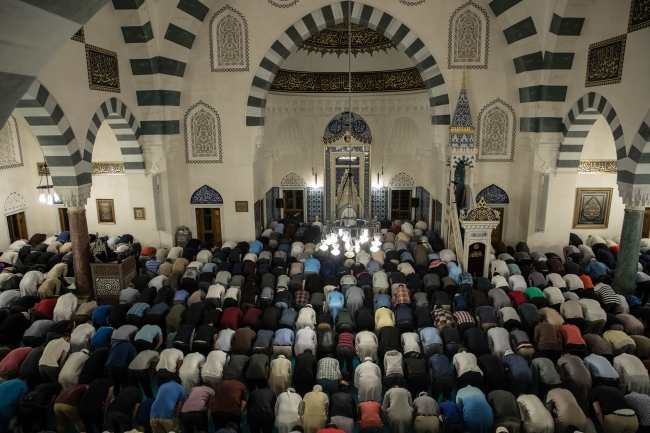 Yurt dışındaki Müslümanlar Kadir Gecesi'nde camileri doldurdu