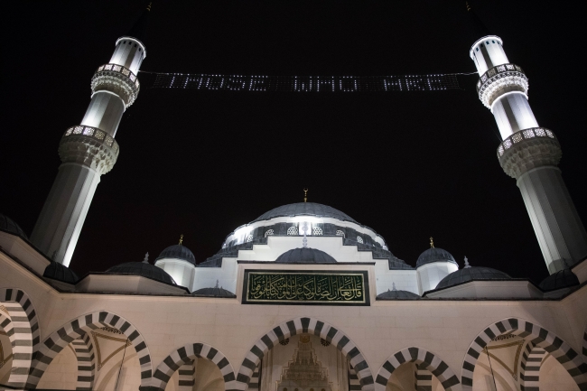 Yurt dışındaki Müslümanlar Kadir Gecesi'nde camileri doldurdu