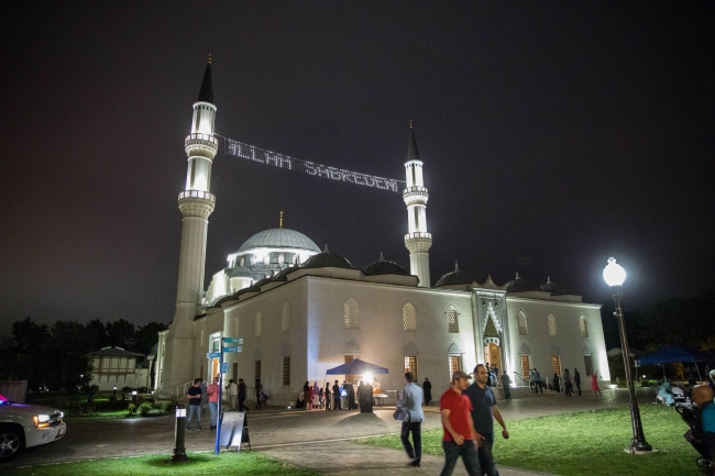 Yurt dışındaki Müslümanlar Kadir Gecesi'nde camileri doldurdu