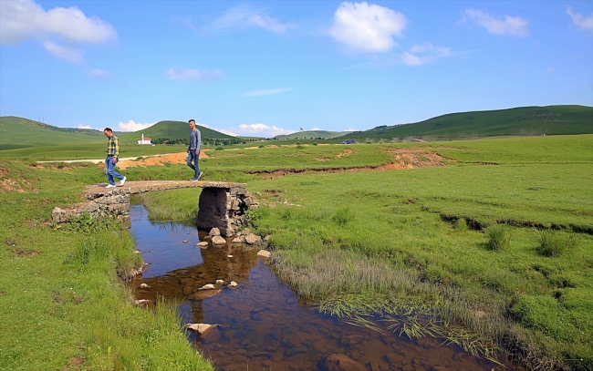 Yeşil doğası ve ilginç menderesleriyle Perşembe Yaylası ziyaretçilerini ağırlıyor