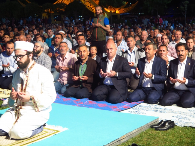 Sakal-ı Şerif'i görmek isteyenler uzun kuyruklar oluşturdu