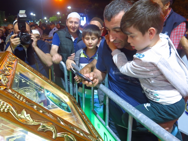 Sakal-ı Şerif'i görmek isteyenler uzun kuyruklar oluşturdu