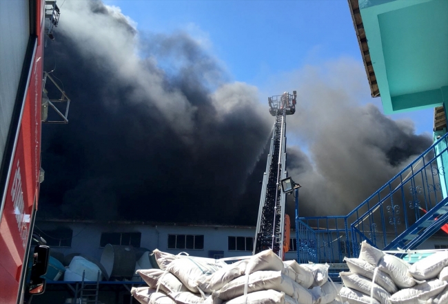 İstanbul Kağıthane'de fabrika yangını