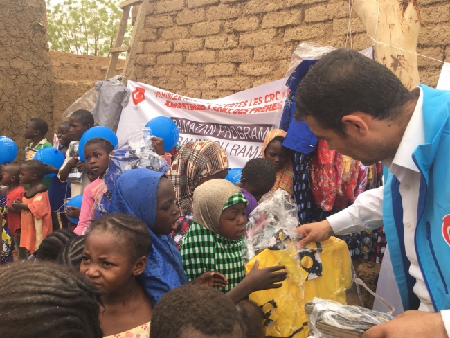 Türkiye Diyanet Vakfı, bayramda binlerce yetimi sevindirdi