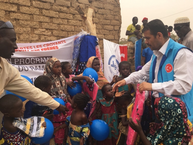 Türkiye Diyanet Vakfı, bayramda binlerce yetimi sevindirdi