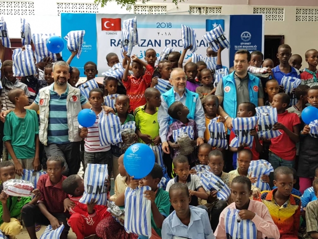 Türkiye Diyanet Vakfı, bayramda binlerce yetimi sevindirdi