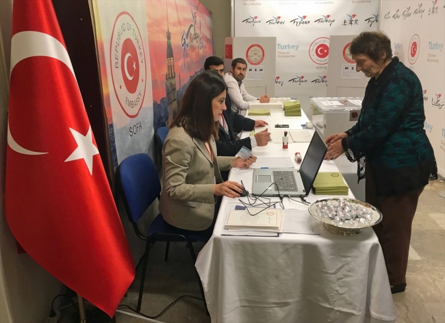 Yurt dışında yaşayan Türk seçmenler sandık başında