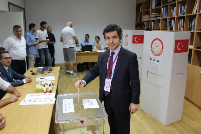 Yurt dışında yaşayan Türk seçmenler sandık başında