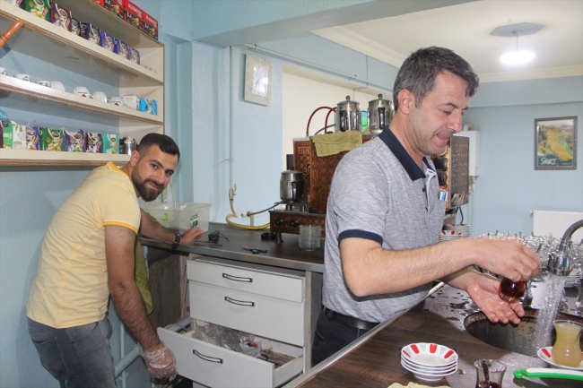 Kedi çay ocağının çekmecesinde yavruladı