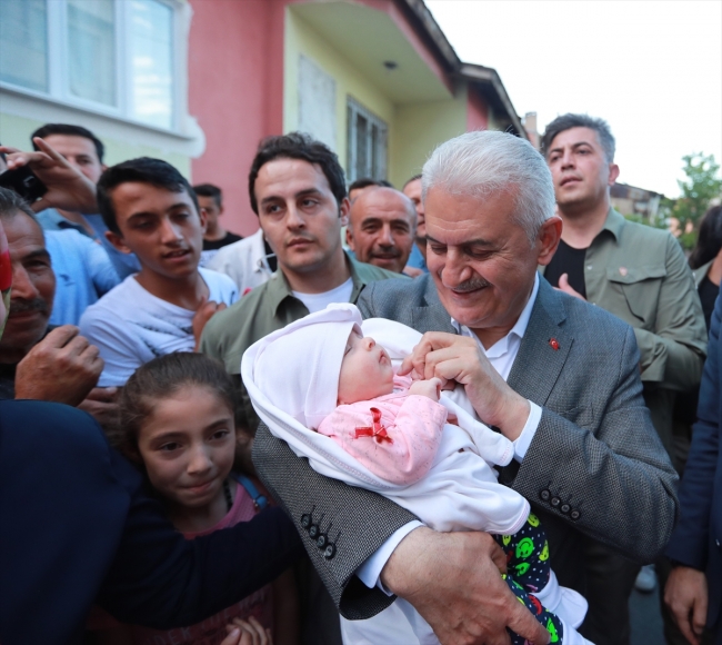 Başbakan Yıldırım ortaokul öğrencisinin çay davetini geri çevirmedi