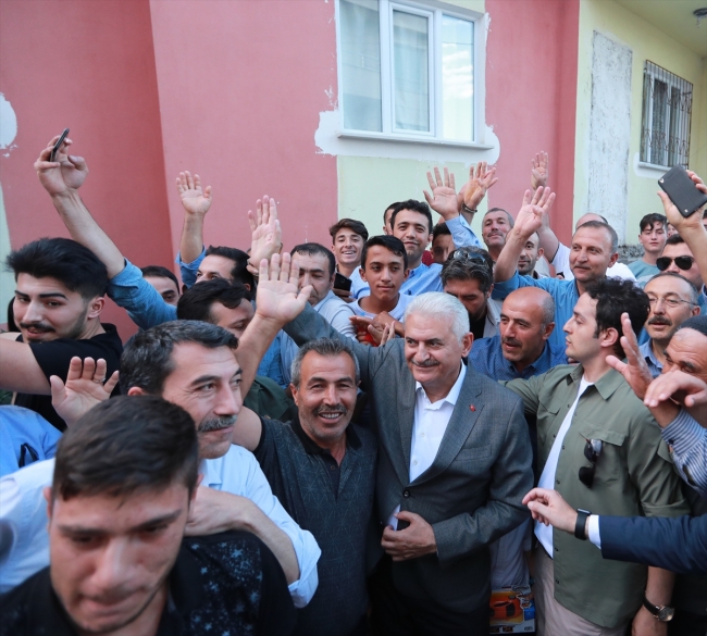 Başbakan Yıldırım ortaokul öğrencisinin çay davetini geri çevirmedi