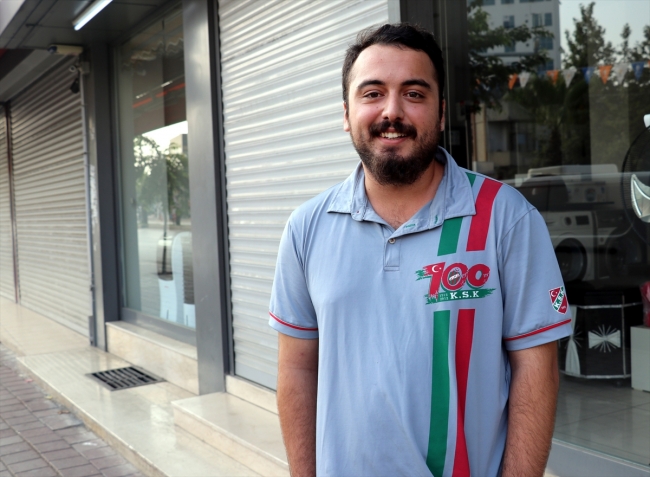 Saatler sonra geri dönüp mazgala düşen kediyi kurtardı