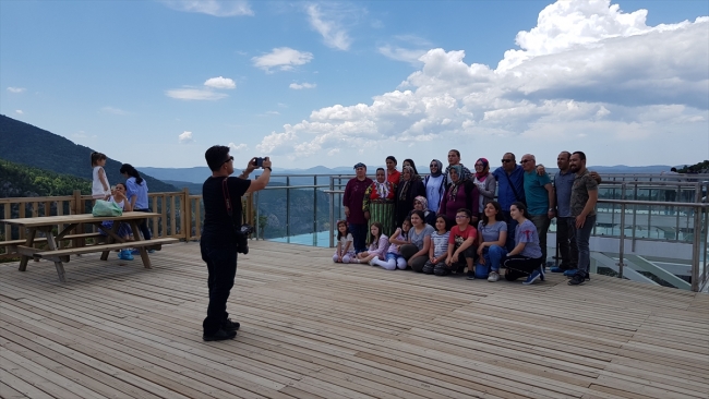 450 metre yükseklikteki cam terasta bayram yoğunluğu