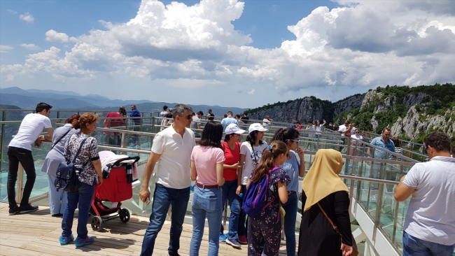 450 metre yükseklikteki cam terasta bayram yoğunluğu