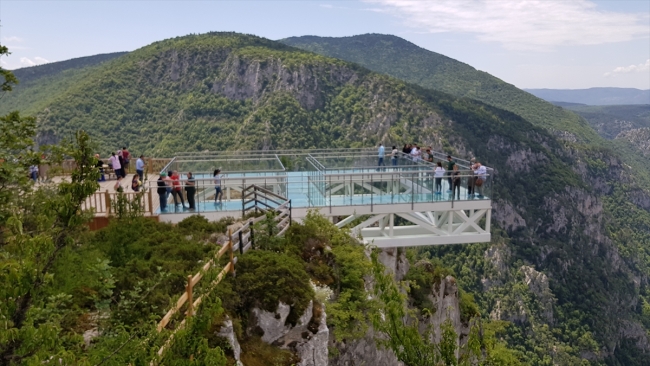 450 metre yükseklikteki cam terasta bayram yoğunluğu