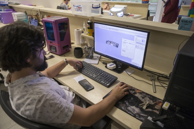 Türk girişimcilerin ürettiği şeffaf plaklar, hastaları diş telinden kurtardı