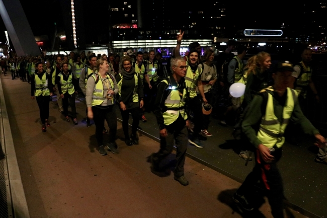 Hollanda'da mültecilere destek için 40 kilometre yürüdüler