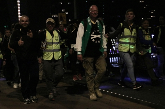 Hollanda'da mültecilere destek için 40 kilometre yürüdüler