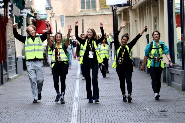 Hollanda'da mültecilere destek için 40 kilometre yürüdüler