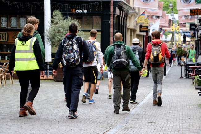 Hollanda'da mültecilere destek için 40 kilometre yürüdüler