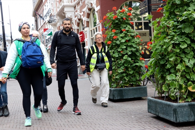 Hollanda'da mültecilere destek için 40 kilometre yürüdüler
