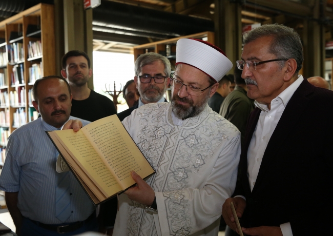 Diyanet İşleri Başkanı Erbaş, Millet Kıraathanesi'ni ziyaret etti