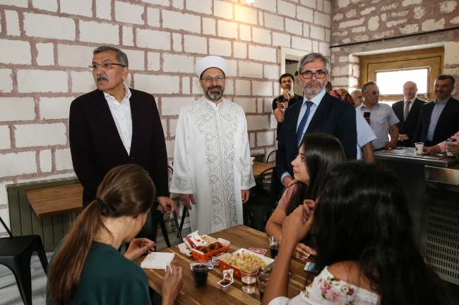 Diyanet İşleri Başkanı Erbaş, Millet Kıraathanesi'ni ziyaret etti