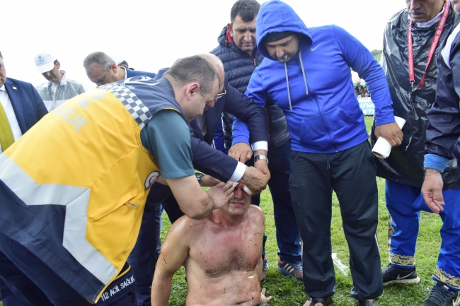 Milletvekili adayı doktor yaralıya ilk müdahalede bulundu