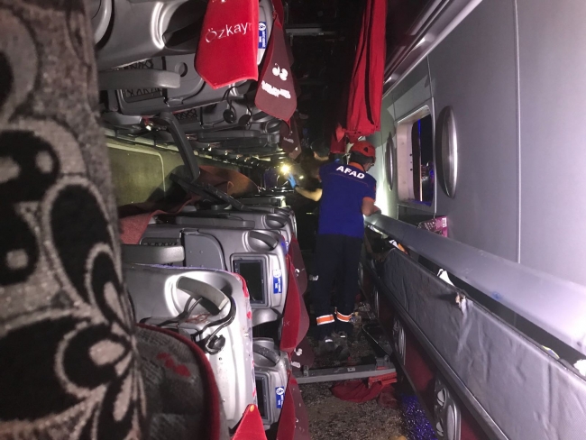 Karaman'da yolcu otobüsü devrildi: 3 ölü, 47 yaralı