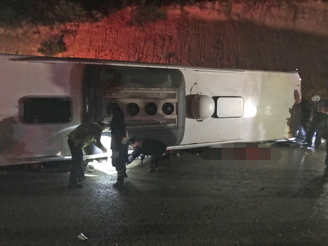 Karaman'da yolcu otobüsü devrildi: 3 ölü, 47 yaralı