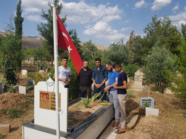 PKK'nın şehit ettiği babalarını andılar