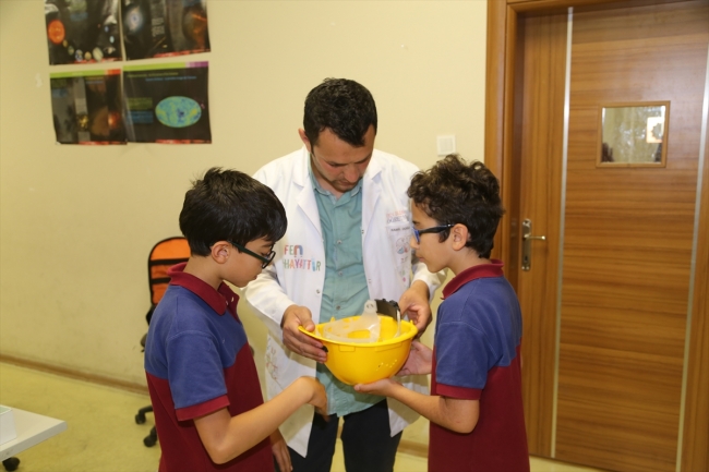 Ortaokul öğrencilerinden görme engelliler için 'güvenli kask'