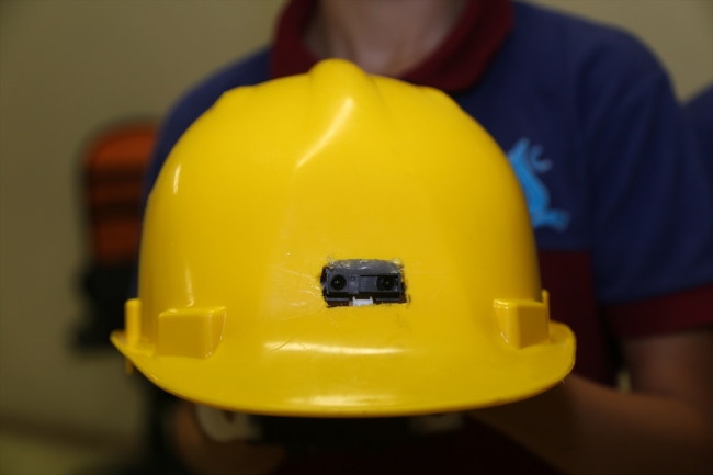 Ortaokul öğrencilerinden görme engelliler için 'güvenli kask'