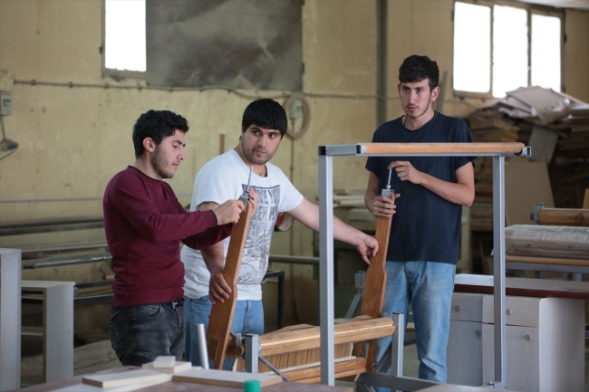 Zihinsel engelli öğrencilerin ürettiği mobilyalarla kamu kurumlarına destek