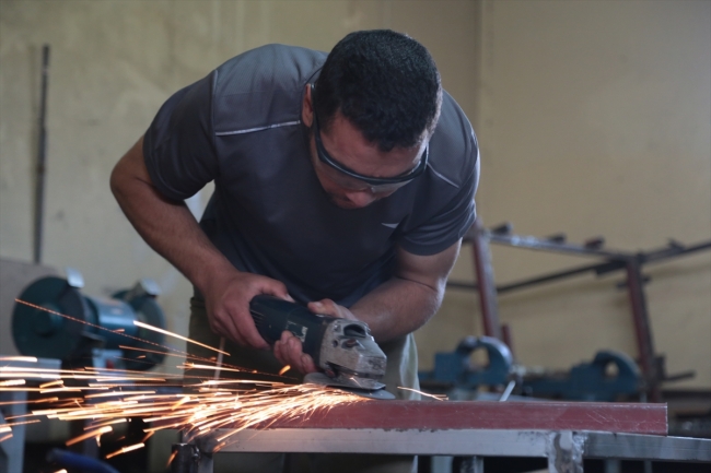 Zihinsel engelli öğrencilerin ürettiği mobilyalarla kamu kurumlarına destek