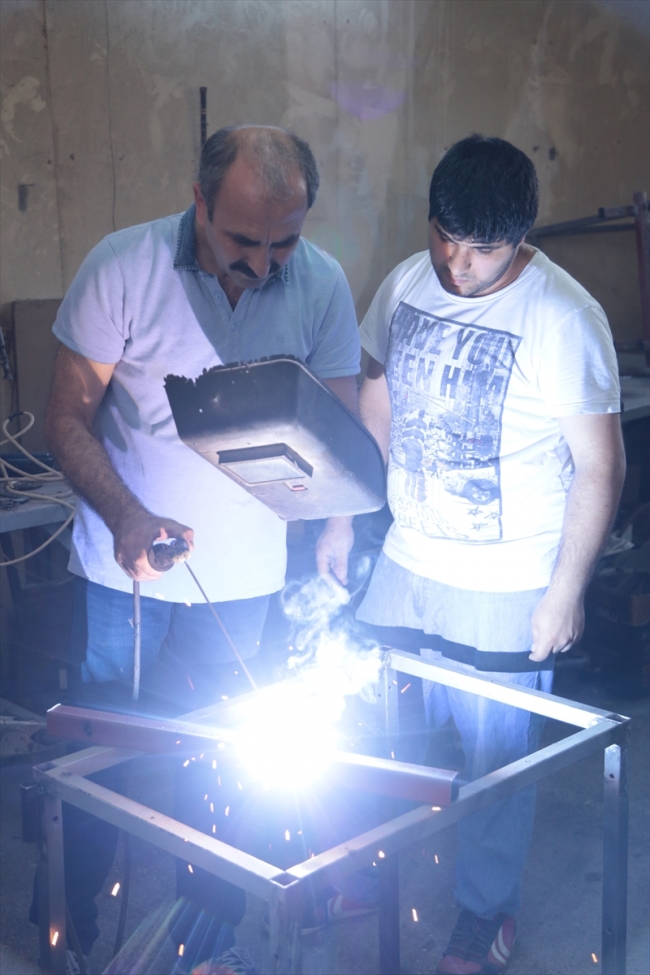 Zihinsel engelli öğrencilerin ürettiği mobilyalarla kamu kurumlarına destek