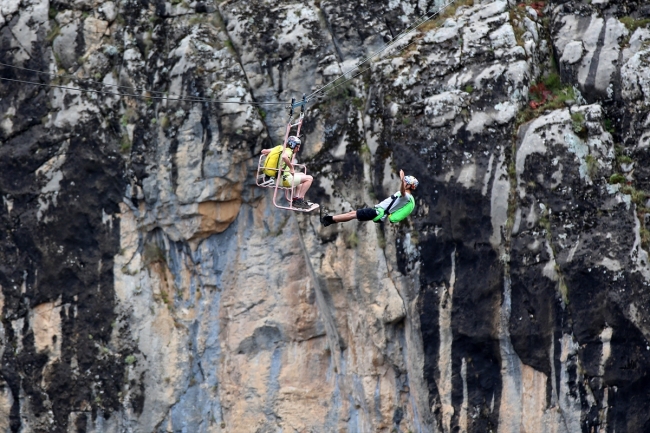 500 metreden atlarken "taş, kağıt, makas" oynadılar