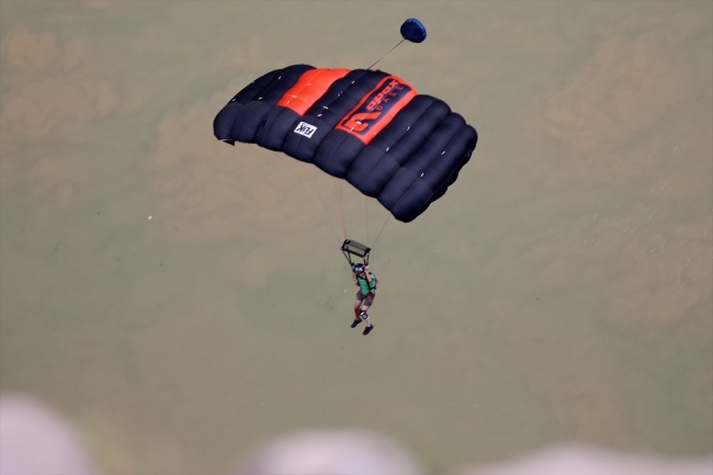 500 metreden atlarken "taş, kağıt, makas" oynadılar