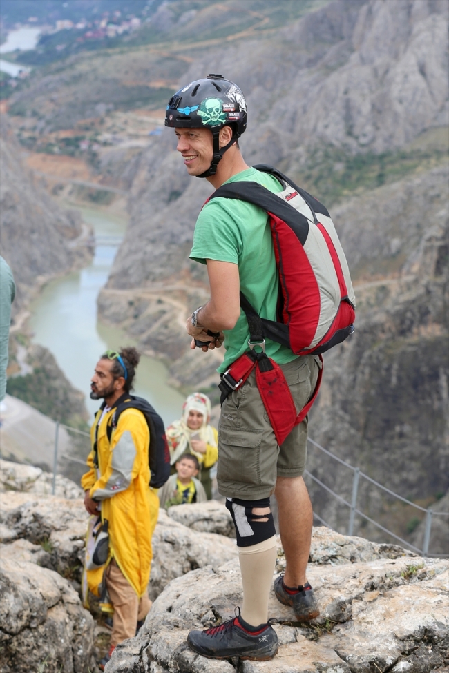 500 metreden atlarken "taş, kağıt, makas" oynadılar